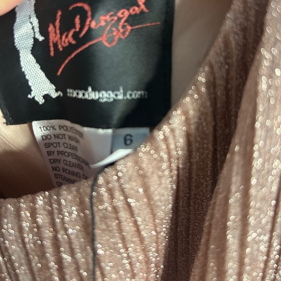 IEENA FOR MAC DUGGAL 30700 NWOT
Shimmering Pleated A-Line 3/4 Sleeve Gown - Picture 6 of 6